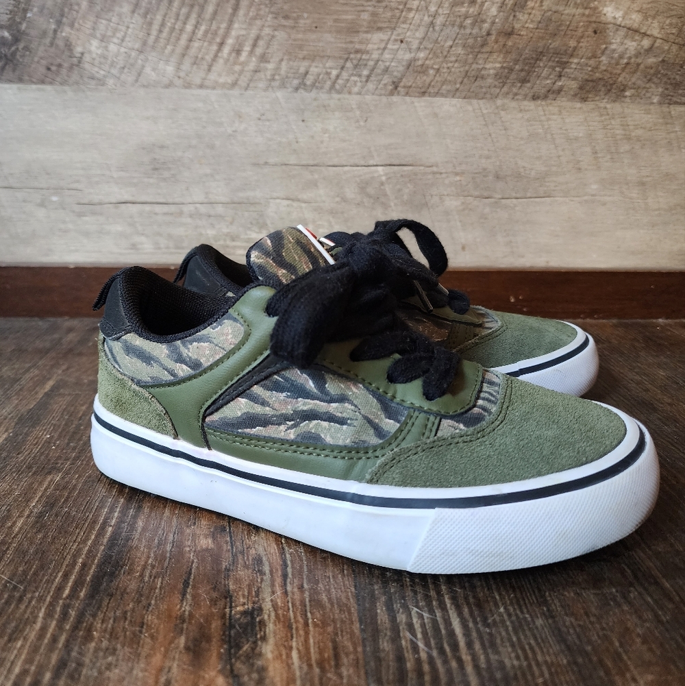 Airwalk Kids Green Camouflage Sneakers Size 1